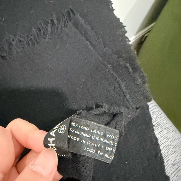 CHANEL Classic Black Wool Scarf - Picture 4 of 9